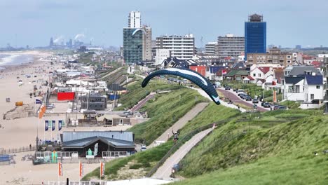 vista de la ciudad costera con playa y parapente