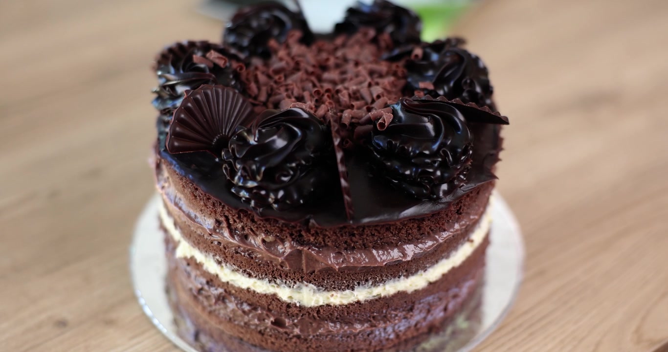 Deliziosa creazione di torta al cioccolato per una celebrazione speciale in un ambiente cucina accogliente