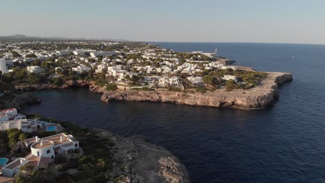 Luftbild:-Küstendorf-Auf-Mallorca-Mit-Luxushäusern-Und-Wunderschönem-Meerblick