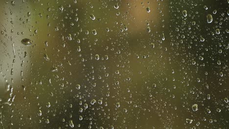 regen fällt auf fenster, stürmisches wetter