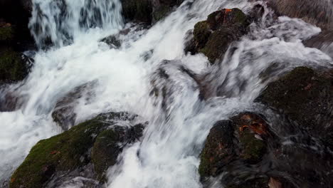 Cerca-De-Una-Cascada-Y-Rocas-En-Falls-Creek-En-El-Parque-Estatal-Chugach-Cerca-De-Anchorage,-Alaska