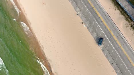 Movimiento-Giratorio-Desde-La-Playa-Hasta-Los-árboles