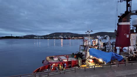 Lugares-épicos-De-Irlanda-Castletownbere-Harbour-Cork-Tranquila-Mañana-De-Verano-Al-Amanecer,-Los-Arrastreros-Se-Preparan-Para-Hacerse-A-La-Mar