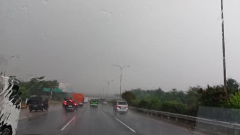 la carretera de jakarta en un día de lluvia
