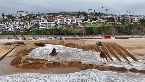 Bulldozer-Bewegen-Sand-Am-Strand-Von-San-Clemente-Zur-Küstenrestaurierung-Gegen-Meereswellen