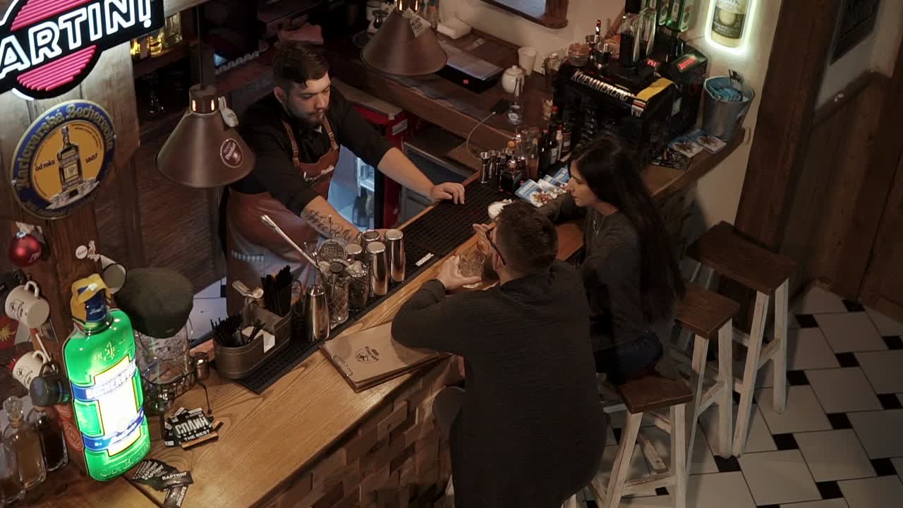 gente en un mostrador de bar