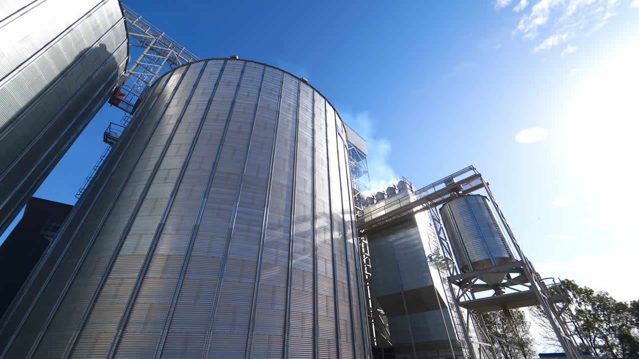 ascensor de granos metálicos en la zona agrícola