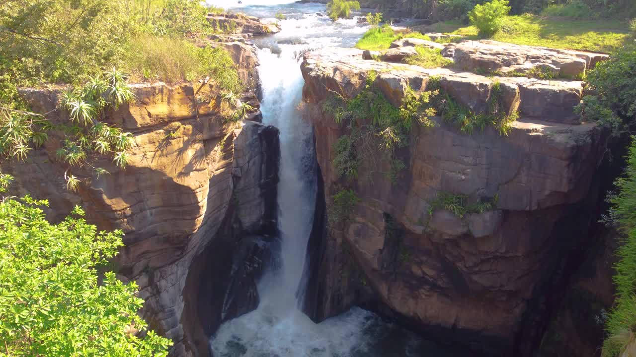 tomada de un dron de un paisaje de cascadas hermosas, altas y de alto flujo cerca de las montañas drakensburg en sudáfrica