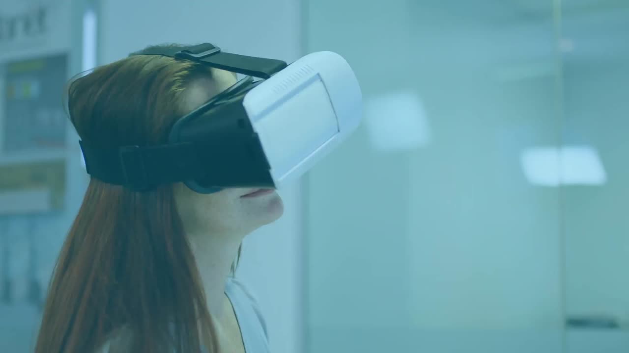 Animazione di cerchio bianco e linee di contorno in movimento su donna che indossa visore VR e luce blu