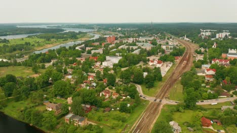 vista aérea de una ciudad ribereña verde de ogre en letonia