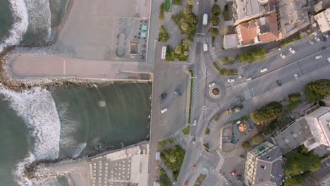toma de drones de tráfico matutino ligero en la costa oeste de italia en varazze en una pequeña ciudad