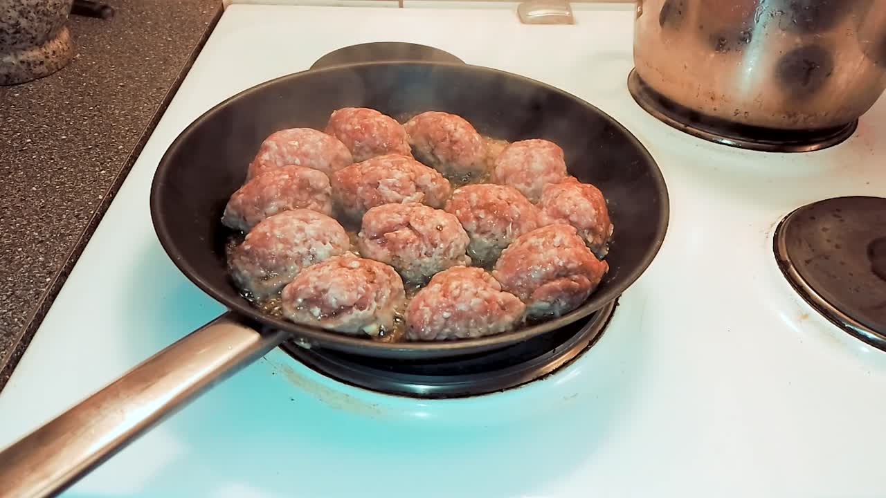 albóndigas suecas fritas en mantequilla en sartén