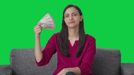 Reiche-Indische-Frau,-Die-Geld-Als-Fan-Greenscreen-Verwendet