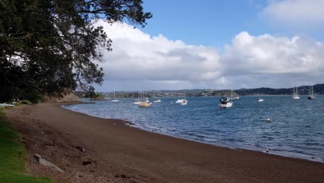 Hermosa-Vista-Al-Mar-Y-A-La-Playa-Con-Botes-Amarrados-En-Un-Día-Soleado-En-La-Popular-E-Histórica-Pequeña-Ciudad-Costera-De-Russell-En-La-Bahía-De-Las-Islas,-Nueva-Zelanda-Aotearoa