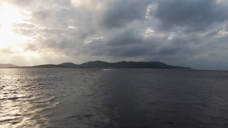 Lapso-De-Tiempo-De-Un-Barco-Que-Cruza-El-Océano-En-Un-Día-Nublado-Con-Cielo-Gris