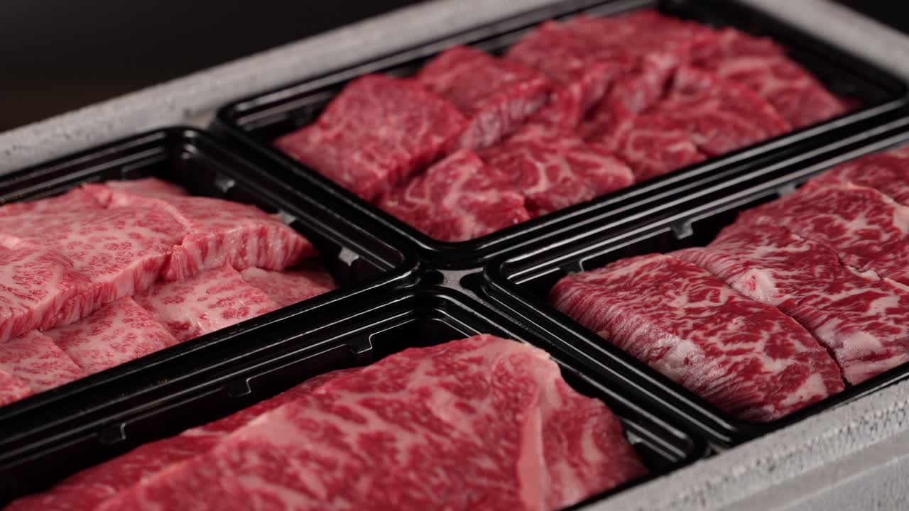 Four slices of premium Korean beef with rich marbling and a tender, deep flavor. 풍부한 마블링과 깊은 풍미를 지닌 한우 4점.