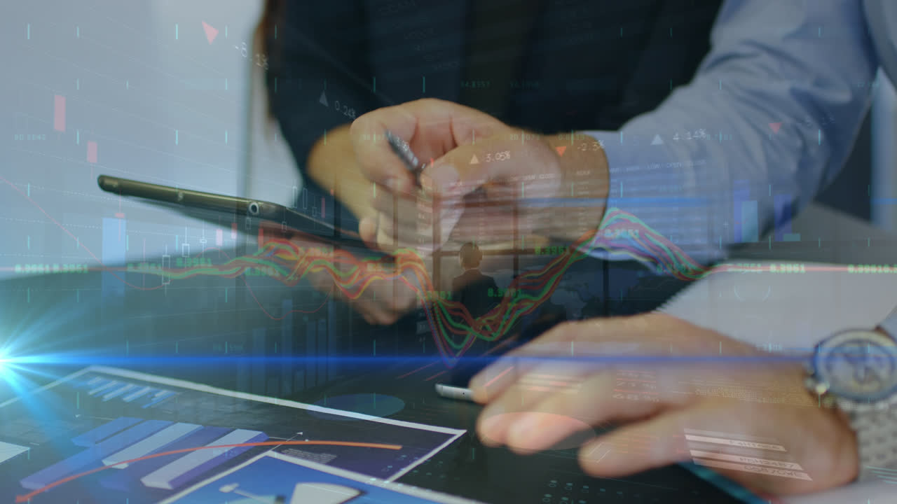 animación del procesamiento de datos financieros sobre la gente de negocios que trabaja