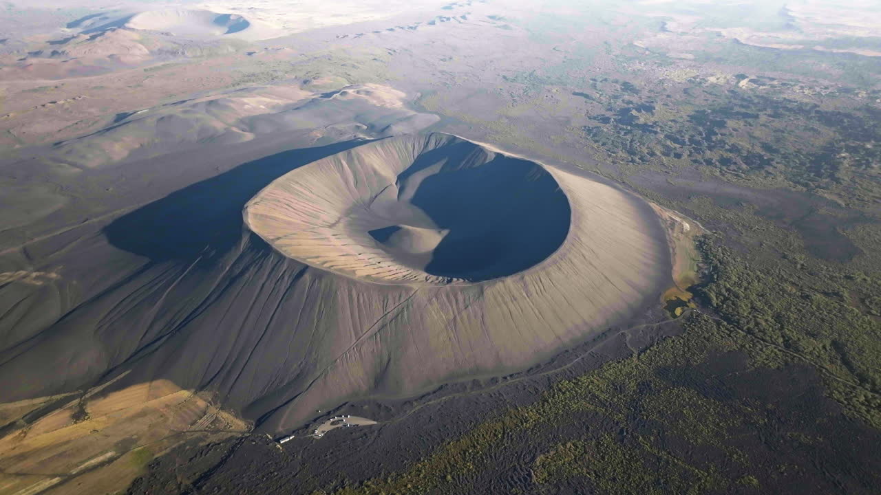 Vista aerea di un vecchio cratere Hverfjall negli altopiani dell'Islanda, giornata di sole