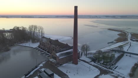 Gemauerter-Schornstein-Für-Dampfbetriebenes-Wasserpumpwerk-In-Holland-Bei-Sonnenaufgang