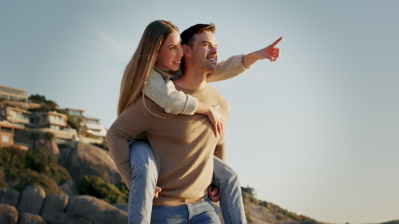 piggyback, felice e una coppia sulla spiaggia