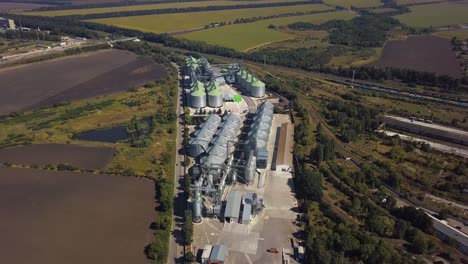 vista aérea de tierras agrícolas y silo de granos 19