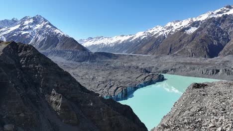 el viajero está viendo un paisaje montañoso impresionante y el glaciar tasman, el parque nacional aoraki