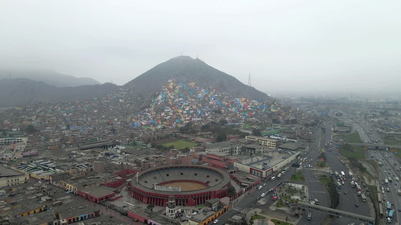 el atractivo de lima desde arriba: el avión no tripulado captura el cerro sant cristobal en el horizonte, la plaza de toros de acho a sus pies