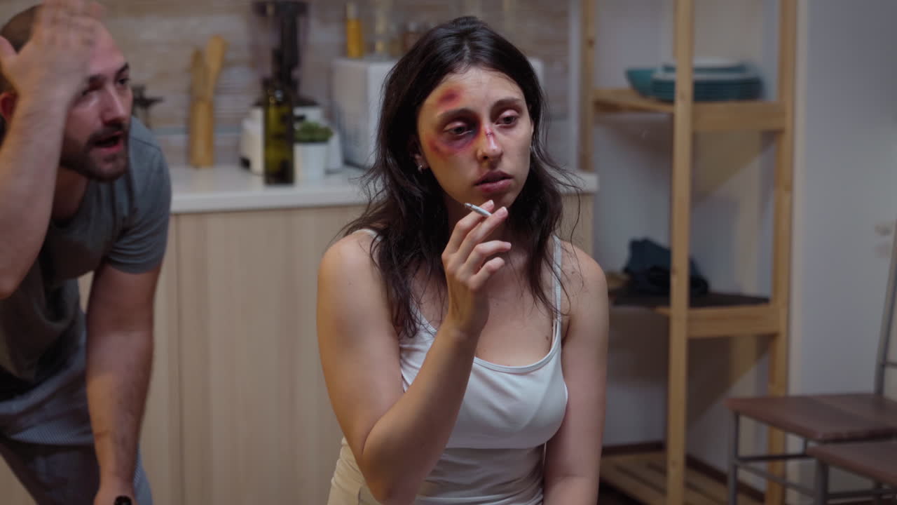 mujer traumatizada fumando en la cocina