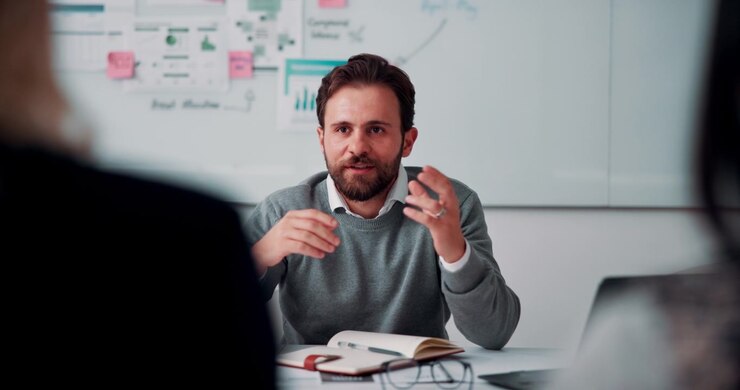Uomo professionista che guida una riunione di lavoro in ufficio