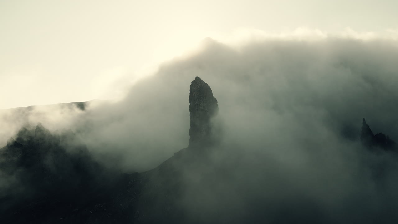 el pico de la montaña de la niebla