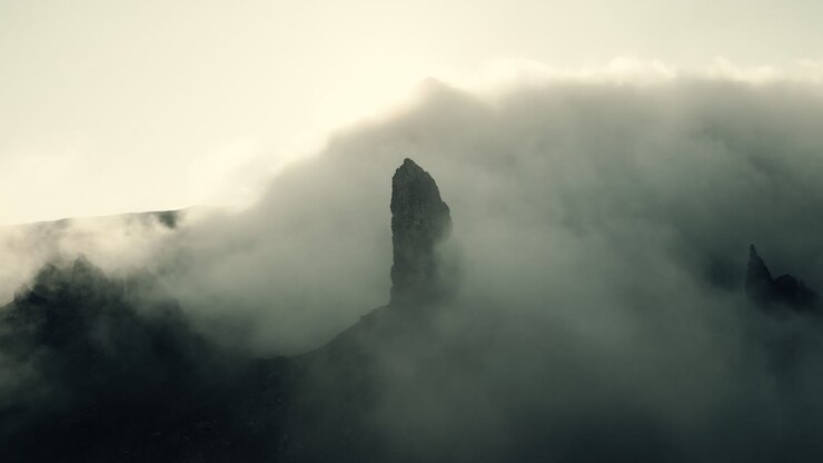 el pico de la montaña de la niebla