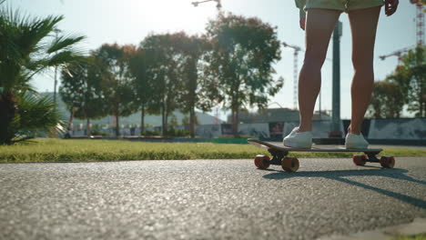 una mujer patinando en un parque.