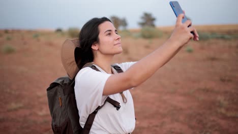 mujer tomando una selfie en el desierto