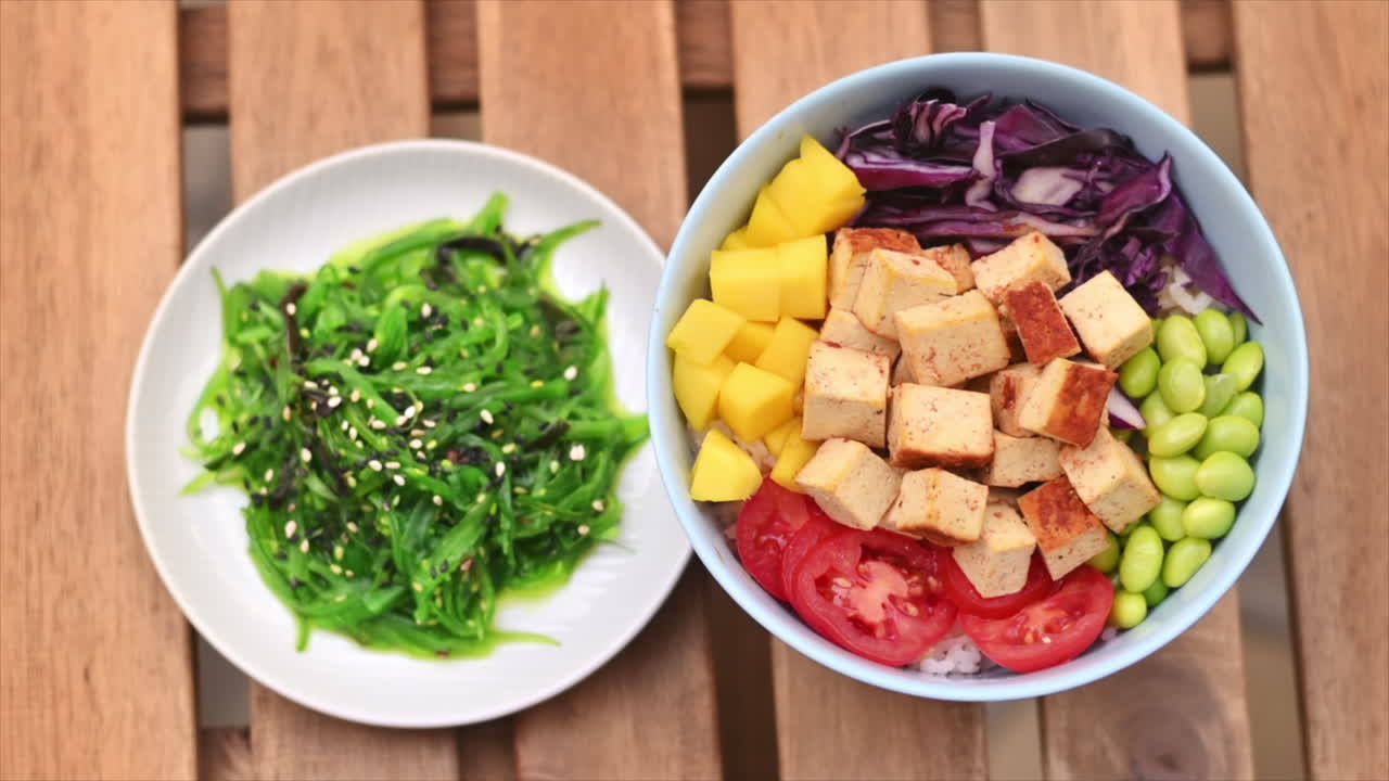 Poke vegan dengan sayuran dan tahu di dalam mangkuk. Rumput laut di dekatnya