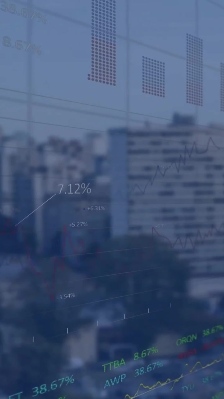 Animación del procesamiento de datos financieros sobre paisaje urbano