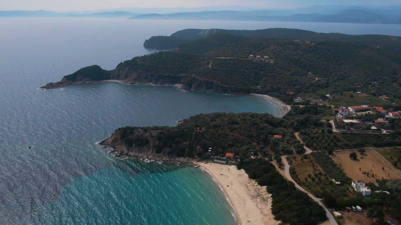 dron dando vueltas en el bosque y la playa de ouranoupoli