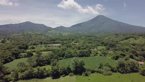 el volcán chinchontepec en el fondo de tierras de cultivo en el departamento de la paz en el salvador, américa central - dolly in