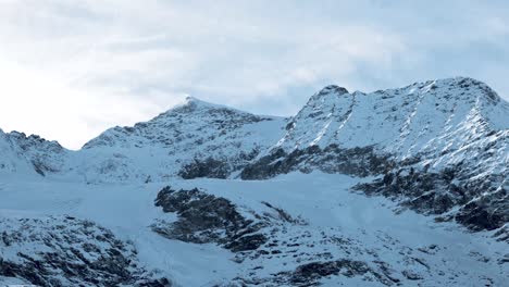 Wolken-Ziehen-An-Einem-Sonnigen-Wintertag-Schnell-über-Berggipfel