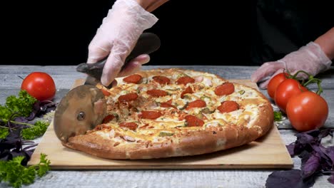 chef cortando una pizza grande con varios ingredientes