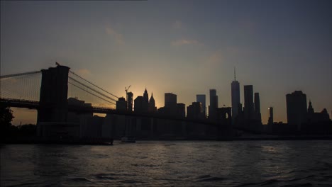 Timelapse-De-Nueva-York-Con-El-Puente-De-Brooklyn-Pasando-Por-El-Atardecer,-El-Crepúsculo-Y-La-Noche