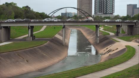 In-Diesem-Video-Geht-Es-Um-Einen-Zeitraffer-Von-Autos,-Die-über-Den-Buffalo-Bayou-Auf-Der-Brücke-In-Houston,-Texas,-Fahren