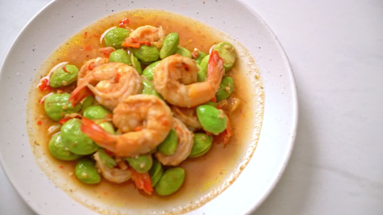 새우를 곁들인 트위스트 클러스터 콩 볶음 - 태국 음식 스타일