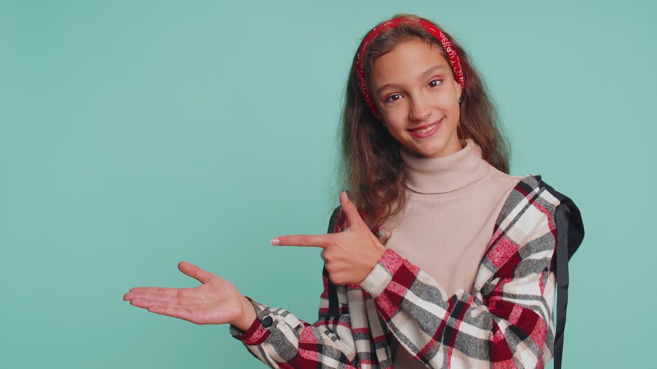 mujer joven sonriendo y mirando a la cámara