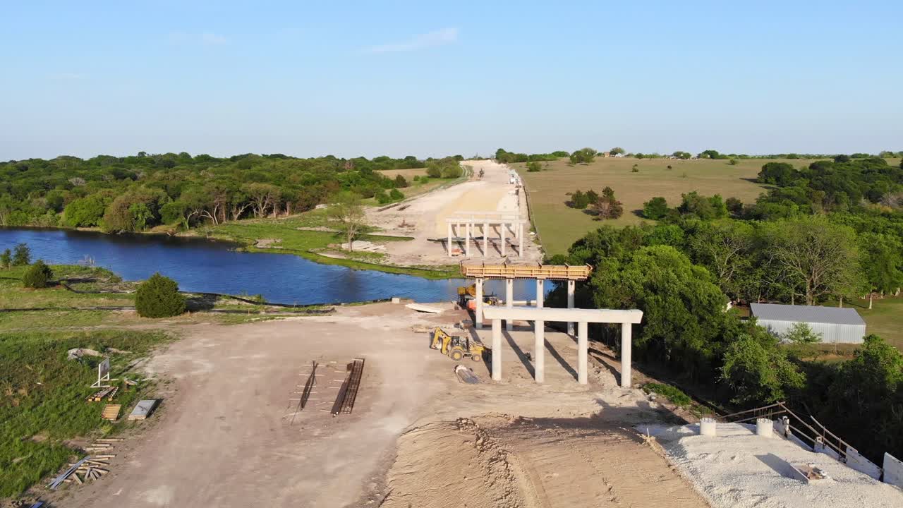 토양 보존 구역을 가로지르는 도로와 다리의 건설을 위해 비행하고 있습니다.