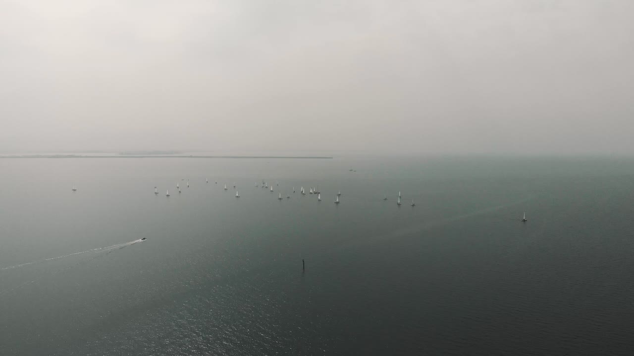 구름 은 날씨에 세일 보트 경주 의 극도로 넓은