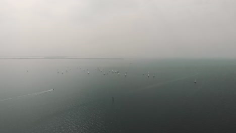 Eine-Extrem-Weite-Aufnahme-Eines-Segelbootrennens-Bei-Bewölktem-Wetter