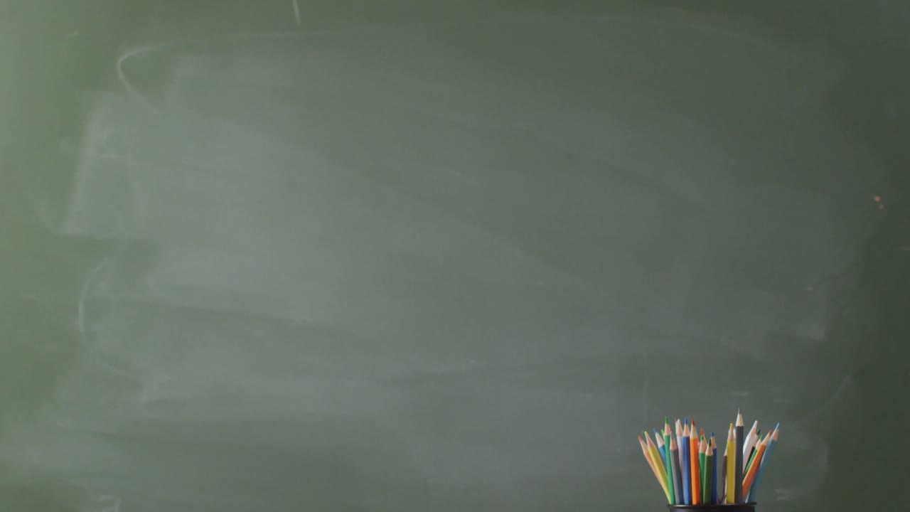 Video van boeken en beker met kleurpotloden op houten tafel boven wiskundige formules op schoolbord