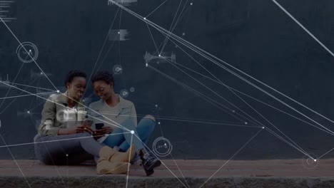 animación de conexiones sobre felices gemelos afroamericanos mujeres que usan teléfonos inteligentes
