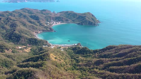 Impresionante-Vista-Aérea-De-Las-Montañas-Y-El-Océano-Azul-En-México