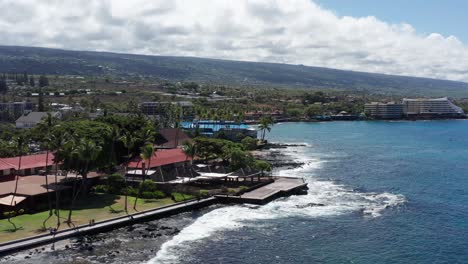 niski zdjęcie lotnicze latające wzdłuż historycznego nabrzeża kailua-kona na wyspie hawaii